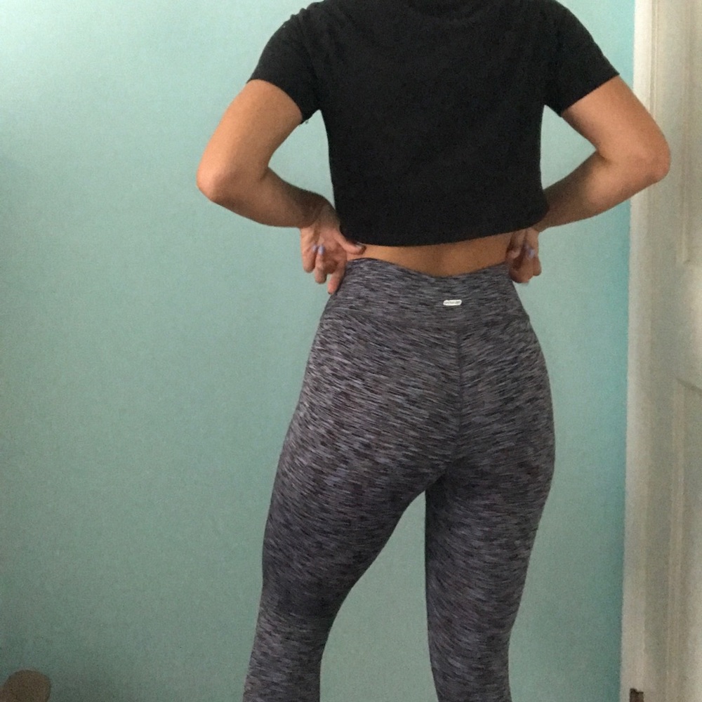 Mid Rise Capri Leggings - Picture 5 of 7